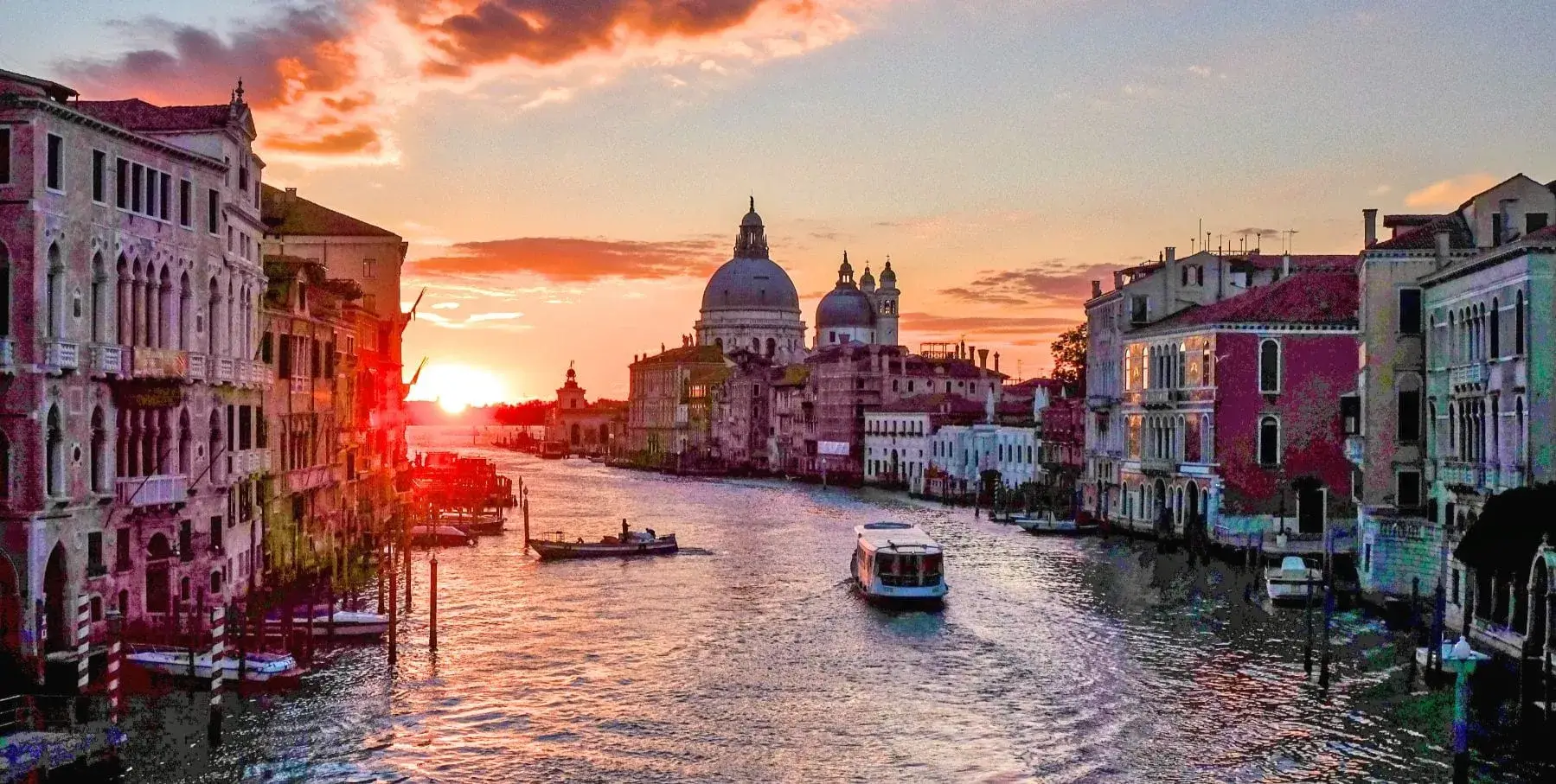 Venice-River-Cruise_ITB
